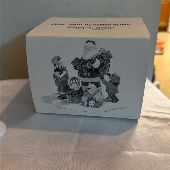 Dept 56 SANTA COMES TO TOWN, 1995 - Picture 3 of 5